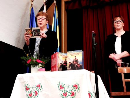 Angelca Maček ( na levi)  je pripravila scenarij za  Prešernovo proslavo,  Monika Ribnikar pa je recitirala Prešernove pesmi